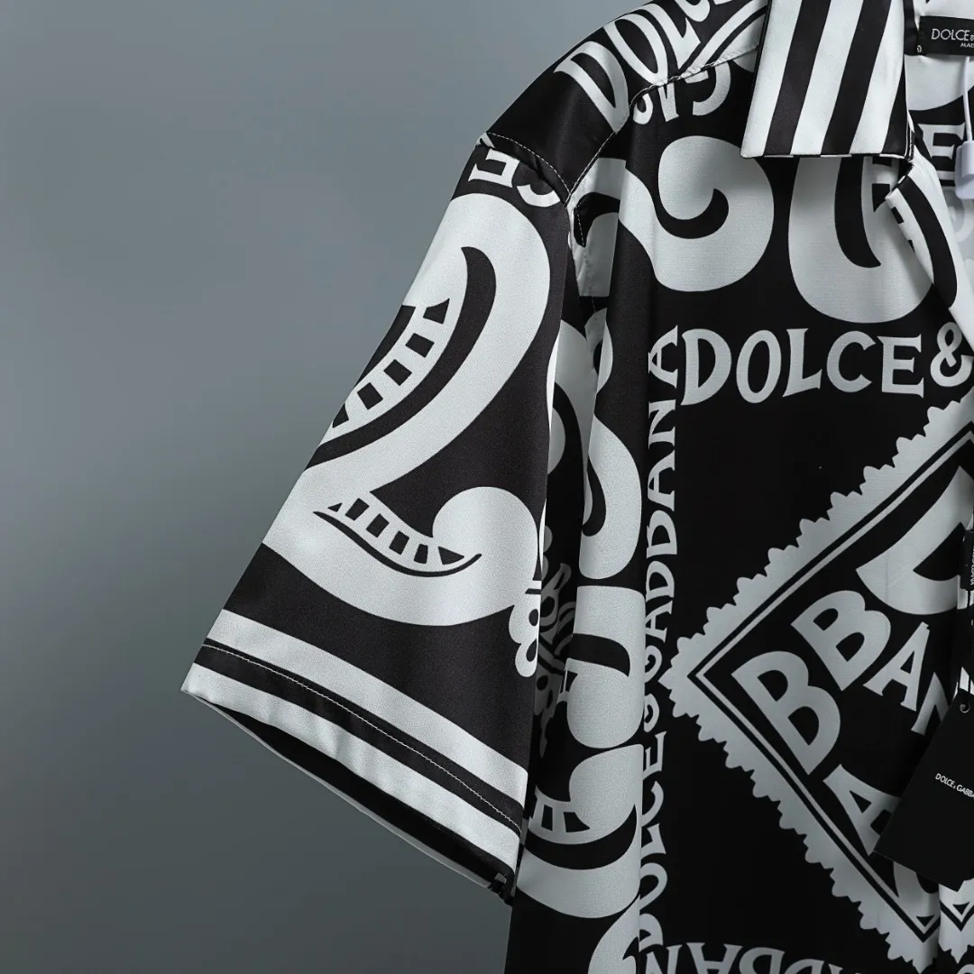 Dolce & Gabbana/ ， ， ， 。 Black White ， Classic ， 。 Retro 。 ， 。 Black White ， ， Classic 。 ， ， Classic 。 Size：S M L XL